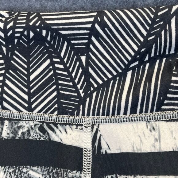 LULULEMON Leggings Size 6 Black White Striped Wunder Under Crop II Shady Palms - Picture 3 of 13